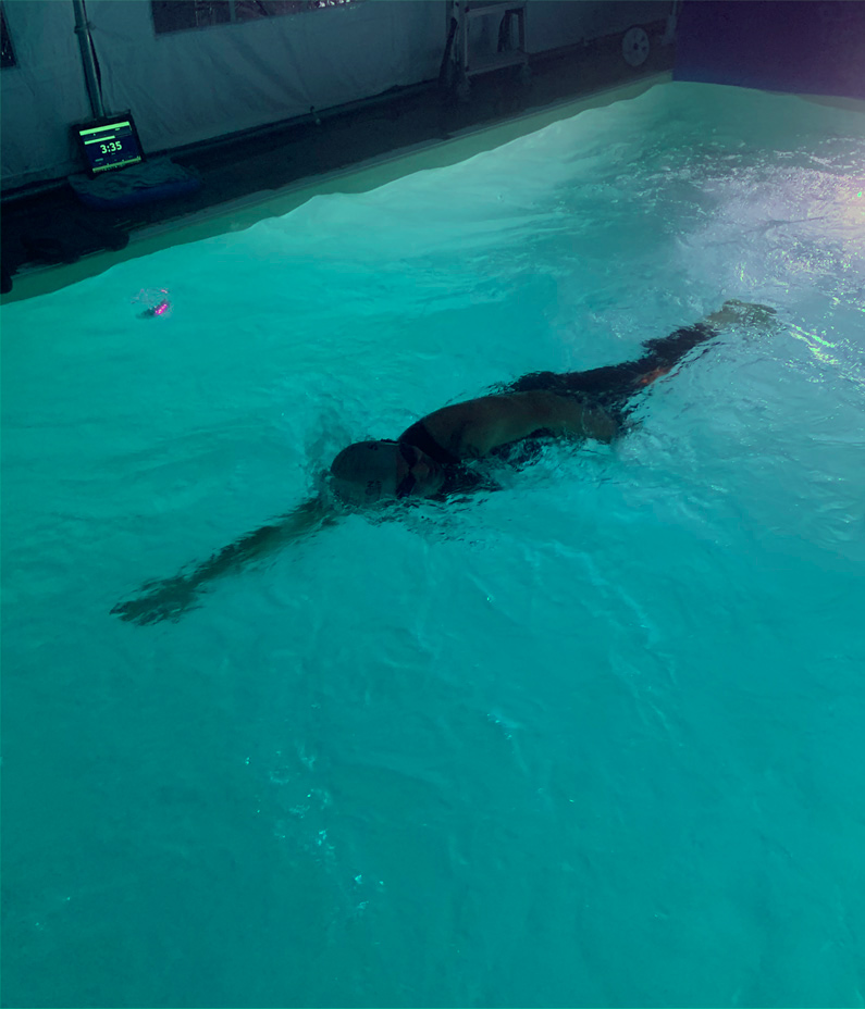 Leistungsschwimmer im eigenen Außenpool